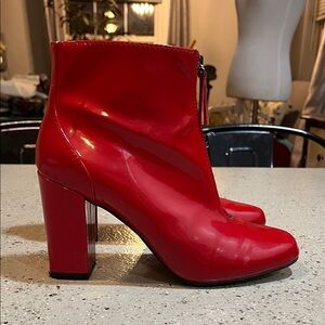 TAHARI STARLY PATENT FAUX LEATHER ZIPPERED ANKLE BOOTS RED SIZE 6